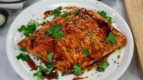 Keep or toss? Here's how long you can store 10 popular foods Asian Salmon Recipes, Week Of Healthy Meals, Slow Cooker Lasagna, Healthy Weeknight Dinners, Salmon And Rice, Baked Salmon Recipes, Veggie Stir Fry, Glazed Salmon, Salmon Fillets