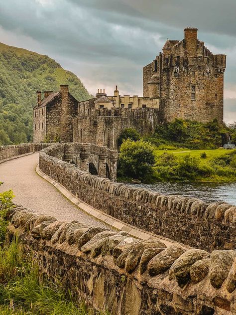 Eilean Donan Castle Scotland, Elian Donan Castle, Scotland Nails, Eileen Donan Castle, Scotland Aesthetic, Scotland Itinerary, Kyle Of Lochalsh, Fairy Glen, Scotland Vacation