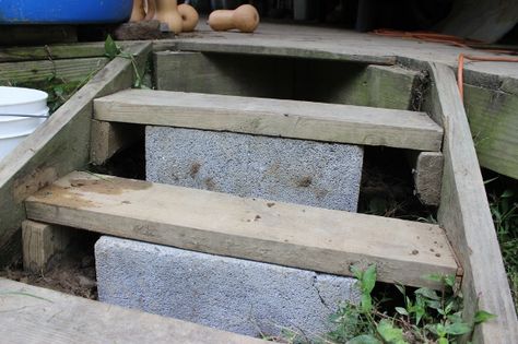 Cement Block Stairs, Cinder Block And Wood Steps, Cinder Block Patio Floor, Cinder Block Steps Diy, Diy Steps Outdoor, Cinder Block Porch, Cinder Block Stairs, Diy Porch Steps, Cinder Block Steps