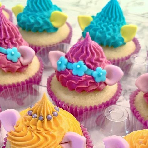 Poppy Cupcakes Trolls, Trolls Birthday Cupcakes, Trolls Cupcake Ideas, Trolls Cupcakes, Troll Cupcakes, Trolls Birthday Cake, Unique Treats, Cake Competition, Trolls Cake