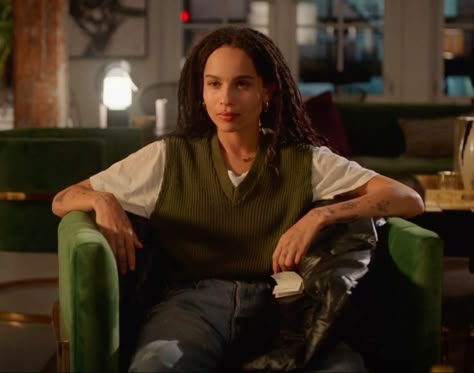 Zoë Kravitz as Rob in High Fidelity - Vintage green ribbed sweater vest Green Vest Outfit, Zoe Kravitz Braids, Vest Outfits Aesthetic, Zoe Kravitz Style, Zoe Isabella Kravitz, Knit Vest Outfit, Zoë Kravitz, Look Short, Zoe Kravitz