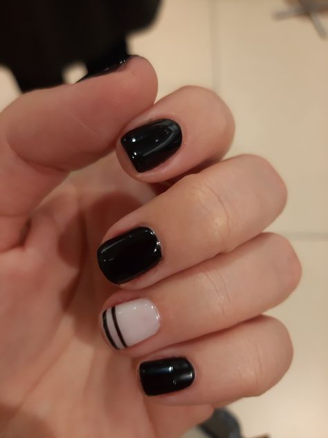 Short Gel Nail Designs French Tips, Short Nail Designs Matte Simple, Classy Dip Nails Short, Black And White Manicure Ideas, Short Natural Gel Nail Designs, Basic Manicure Ideas, Classy Black Nails Short, Short Nails Ideas Black, Nail Designs Minimal