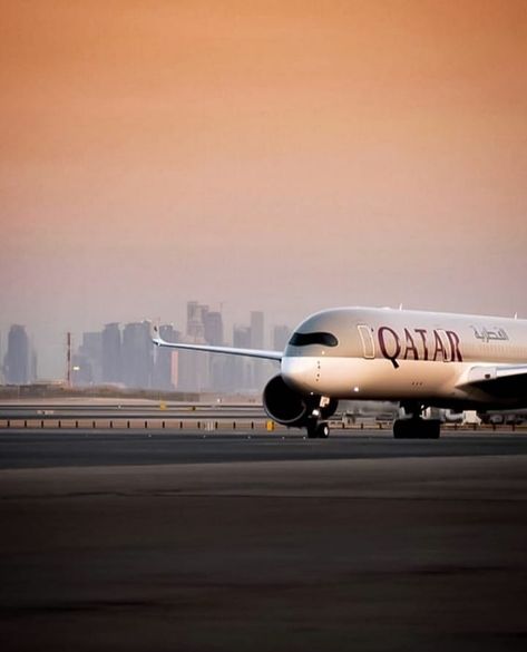 Airbus A350-900 Qatar Airways à Doha/Qatar@aadelnasr #a350 #a350xwb #a350900 #airbusa350 #qatarairways... Etihad Airways Wallpaper, Qatar Airways Wallpaper, Airbus A350 Wallpaper, Qatar Wallpaper, Aviation Aesthetic, Pilot Life, Kuala Lumpur Travel, Pilot Career, Airbus A350