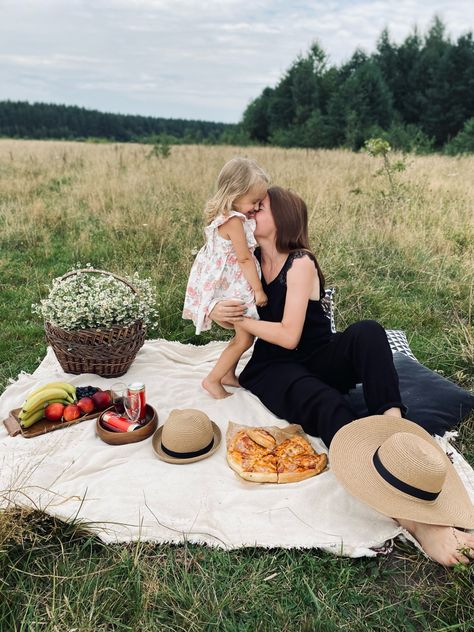 Picnic Mom And Daughter, Mom And Me Picnic Photoshoot, Mother Daughter Picnic Photoshoot, Mothers Day Picnic Photoshoot, Mommy And Me Picnic, Strawberry Photoshoot, Mommy Son Pictures, Picnic Photos, Mommy Daughter Photoshoot