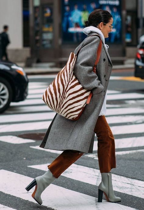 7 Gray Boot Outfits You'll Want to Copy ASAP | Who What Wear UK Lucy Chadwick, Grey Boots Outfit, Work Outfits Frauen, Street Style New York, Trendy Winter Fashion, Fall Fashion Coats, Gray Boots, Chique Outfits, Paris Mode