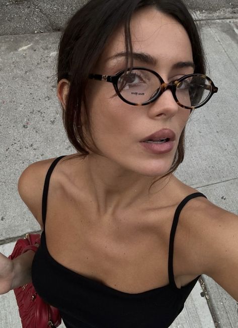 Oval Face Glasses Woman Frames, Statement Glasses Outfit, Aesthetic Reading Glasses, Red Oval Glasses, Retro Glasses Aesthetic, Eyeglasses For Women 2024, Cool Glasses Aesthetic, Oval Glasses Aesthetic, Glasses Inspo Women