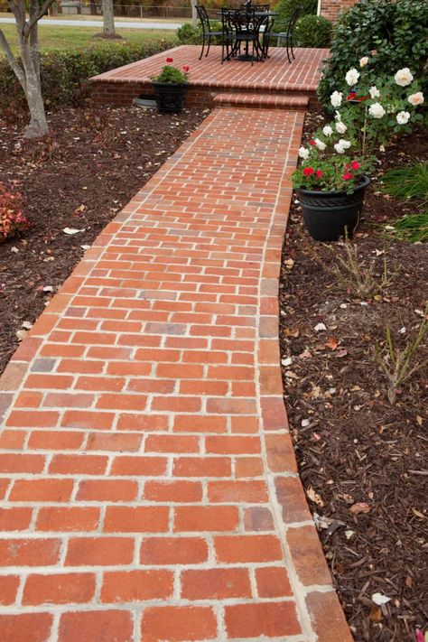 35 Wonderful DIY Ideas to Decorate Your Yard With Bricks - Engineering Discoveries Paver Ideas, Brick Sidewalk, Spiral Garden, Brick Pathway, Walkway Landscaping, Walkway Design, Brick Path, Brick Walkway, Concrete Walkway