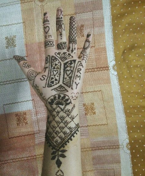 Bts Mehandi Designs, Bts Mehendi Design, Bts Henna Designs, Bts Mehndi Designs, Bts Mehndi, Mahendi Designs Simple, Easy Henna Design, Mehendi Simple, Hena Designs