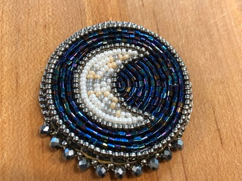 Beaded Crescent Moon, Embroidery Beading Patterns, Beaded Moon Pattern, Moon Bead Embroidery, Indigenous Beadwork Earrings, Indigenous Beading Ideas, Beaded Popsocket, Beaded Moon, Beaded Patches