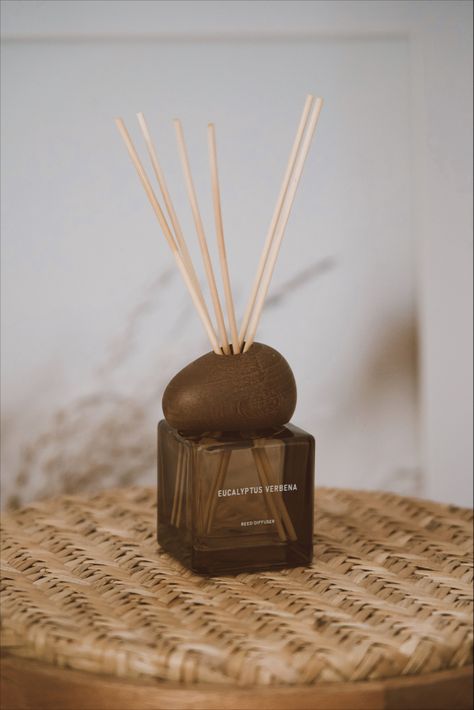 Reed Diffuser Packaging, Pr Kit, Perfume Bottle Design, Perfume Diffuser, Diffuser Bottle, Motion Design Video, Luxury Candles, Candle Shop, Aromatherapy Diffusers