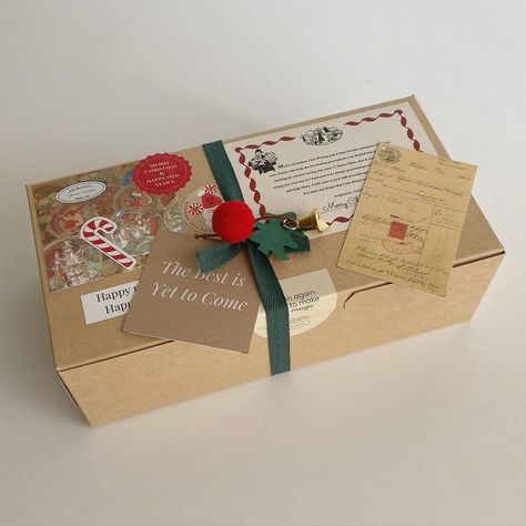 Christmas Gift Wrapping Ideas Aesthetic, Hamper Ideas For Christmas, Cute Christmas Packaging, Christmas Gift Package, Christmas Hampers Ideas, Christmas Packaging Design Inspiration, Christmas Cake Packaging, Hampers Card, Christmas Box Packaging