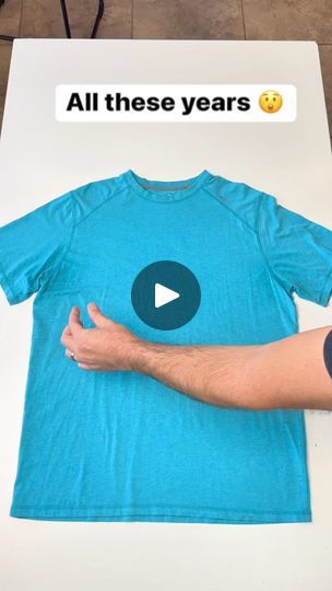 Fold A T Shirt, How To Fold Tshirts, Folding Tee Shirts, Folding Organization, Folding Shirts, T Shirt Folding, Clothes Folding, Folding Clothes, Household Tips