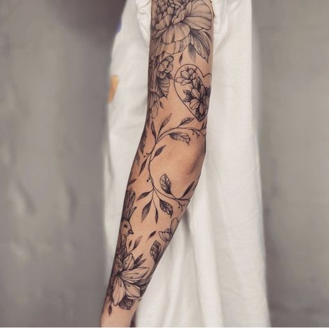 Tattoo Fixes, Geometric Tattoo Sleeve Designs, Butterfly With Flowers Tattoo, Mangas Tattoo, Gothic Tattoos, Cuff Tattoo, Wrist Tattoo Ideas, Wrist Tattoo Designs, Hippie Tattoo