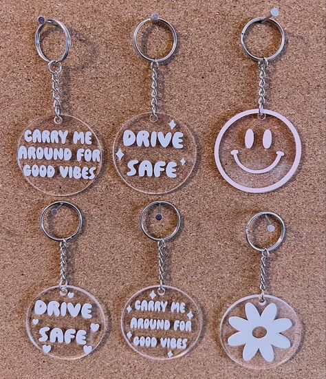 Key Chains Cricut, Cricut Business Names, Keychain Business Ideas, Cricut Keychain Ideas, Diy Shows, Craft Fairs Booth, Resin Crafts Tutorial, Bead Hair Accessories, Laser Cut Jewelry