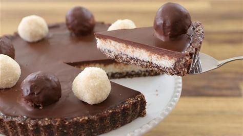 No-Bake Vegan Bounty Tart Recipe Peanut Butter Fudge Recipes Easy, The Cooking Foodie, Vegan Chocolate Ganache, Bounty Chocolate, Peanut Butter Oatmeal Bars, Coconut Tart, Peanut Butter Fudge Recipe, Peanut Butter Fudge Easy, Chocolate Peanut Butter Cups