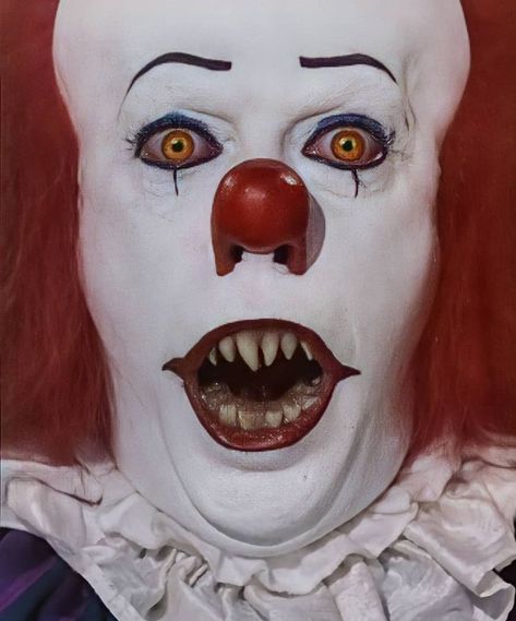 Pennywise 1990 Tim Curry, Tim Curry It, Tim Curry Pennywise, Pennywise 1990, Cinema Theme, Terror Movies, Tim Curry, Animal Crossing Funny, Spooky Stuff