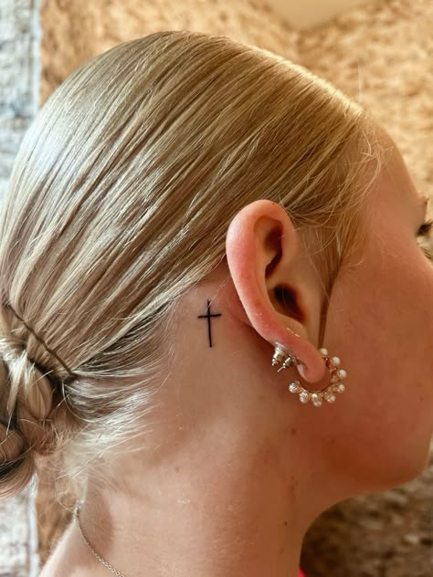 jesus loves you!! Cross Tattoo Behind Ear, Girl Cross Tattoos, Cross Tattoo Neck, Bible Tattoos, 16 Tattoo, Simple Arm Tattoos, Tattoo Behind Ear, Basic Tattoos, Small Girly Tattoos