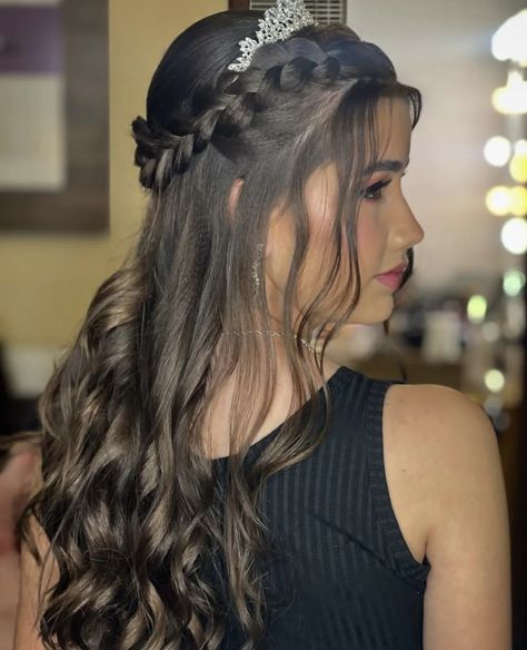 Graduation Hairstyles For Straight Hair, Hairstyles For Mom Of Quinceanera, Hairstyles With Tiara Prom, Birthday Hairstyles With Tiara, Beautiful Open Hairstyles, First Communion Hairstyles Half Up, Sweet Sixteen Hairstyles With Tiara, Sweet 16 Hairstyles With Tiara, Hairstyles With Crown Tiaras