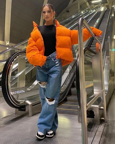 Orange Puffer Jacket Outfit, Football Sunday Outfit, Puffer Jacket Outfit Women, Daisy Wolanski, Orange Puffer Jacket, Puffer Outfit, Puffer Jacket Outfit, Ny Outfits, Outfits Con Jeans