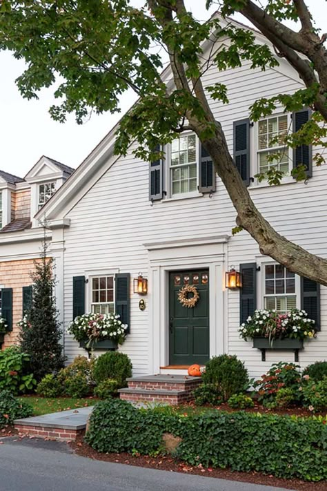 A historic seaside cottage gets a charming makeover in Vineyard Haven Seaside Home Exterior, Cape Cod Front Doors, Essex Green, New England Cottage, Patrick Ahearn Architect, Patrick Ahearn, Pretty Homes, Ranch Exterior, Colonial Exterior