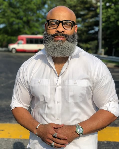 Chocolate Man, Beard Ideas, Black Men Beard Styles, Bald Men With Beards, Beard Muscle, Glasses Ideas, Beard Rules, Master Barber, Grey Hair Men