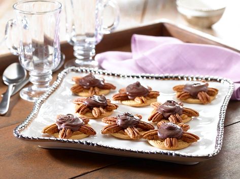 Maria Turtle Cookies - Recipes | Goya Foods Caramel Tartlets, Turtle Cookies Recipe, Goya Recipe, Maria Cookies, Cookie Parfait, Turtle Cookies, Crispy Cookies, Crunchy Pecans, Foods Recipes