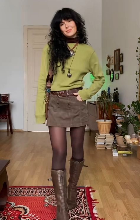 Aesthetic Tights, Downtown Girl Outfits, Brown Skirt Outfit, Corduroy Skirt Outfit, Skirt Outfit Fall, Layered Outfit, Green Tights, Outfits Girl, Winter Skirt Outfit