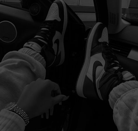 Black Jordan Aesthetic, Jordans Aesthetic, Snicker Shoes, Breezy Chris Brown, Shoes Wallpaper, Black Spiderman, Black And White Nikes, Black Nike Shoes, Black Jordans