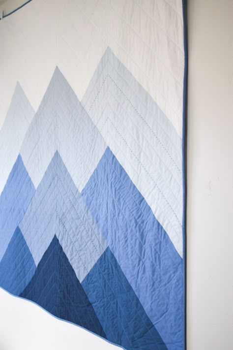 Mountains Quilt, Mountain Quilt Pattern, Quilt Hanging, History Of Quilting, Modern Quilting Designs, Mountain Quilts, Misty Mountains, Quilt Modernen, Quick Quilt