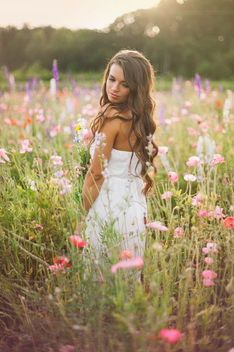 White embroidered maxi from Hardt Boutique #fashion #photoshoot #flowers #clothes Flower Poses, Spring Photoshoot Outfits, Desert Shoot, Senior Photoshoot Poses, Wildflower Photo, Spring Photoshoot, Fashion Flowers, Flower Photoshoot, Nature Photoshoot