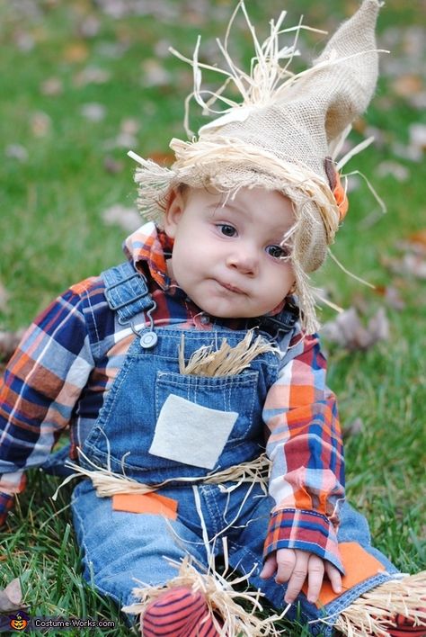 Joshua: This costume idea came from my wife Tracie. We decided to make it for our 5 month old. Basically pulled out the sewing machine and hot glue gun and started... Baby Scarecrow Costume, Diy Baby Costumes, Halloween Costumes Scarecrow, Old Halloween Costumes, Scarecrow Hat, First Halloween Costumes, Thanksgiving Baby Outfits