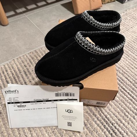 Black Tasman UGG Slippers Ugg Black Slippers, Uggs Tasman Black, Black Uggs Aesthetic, Tasmanian Uggs, Black Uggs Slippers, Tasman Uggs Outfits Black, Black Ugg Tasman Slippers Outfit, Uggs Slippers Black, Black Ugg Slippers Outfit