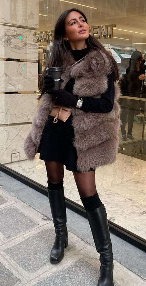 Cropped Fur Vest Outfit, Sleeveless Fur Coat Outfit, Fur Vest Outfit Dressy, Brown Fur Vest Outfit, Fluffy Vest Outfit, Fur Vest Outfit Winter, Faux Fur Gilet Outfit, Fur Gilet Outfit, Fuzzy Vest Outfit