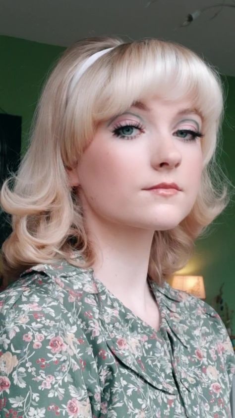 60s Curls Short Hair, 60s Hair Blonde, 50s Blonde Hairstyles, 1960 Hairstyles Women, 1960s Curtain Bangs, Blonde 50s Hair, Retro Hairstyles With Bangs, 40s Hairstyles With Bangs, Hairstyles From The 60s