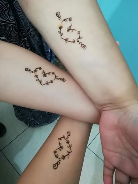 Henna Designs Matching, Matching Henna Designs, Yurt Party, Matching Henna Tattoos, Matching Henna, Arm Doodles, Heart Henna, Tato Design, Small Henna Designs