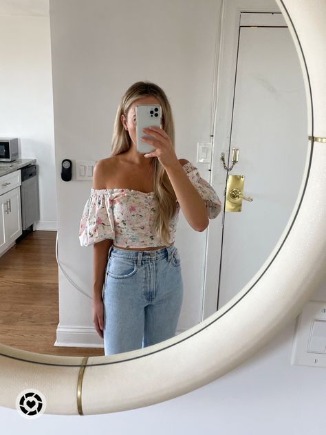 Ootd Date, Floral Top Outfit, Blogger Aesthetic, Chicago Outfit, Spring Photoshoot, Going Out Looks, Blue Floral Top, Blogger Outfits, 90s Jeans