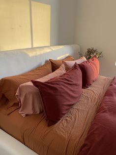 #BedroomDecorIdeas #BedroomWallDecor #BedroomPaintColors #BedroomAccentWall #BedroomAccentWallIdeas #BedroomArt #BedroomArtAboveBed #BedroomAestheticCozy #BedroomAestheticIdeas #BedroomArtwork #BedroomAccessories #BedroomBackground #BedroomBedDesign #BedroomBuiltIns Rose And Terracotta Bedroom, Modern Earthy Bedroom Aesthetic, Terra Cotta Comforter Bedroom, Terracotta Rug Bedroom, Brick Red Bedding, Maroon Boho Bedroom, Red Sheets Bedroom, Terracotta Bedding Styling, Red Bedding Ideas Bedrooms