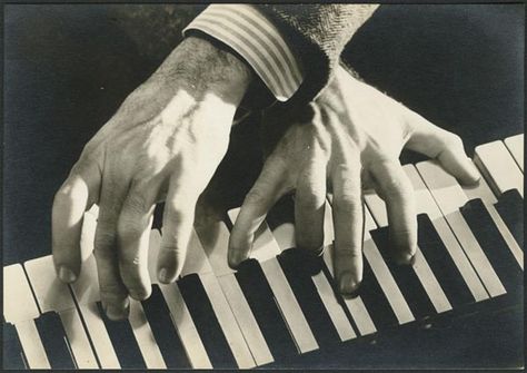 George Gershwin, Matt Hardy, Rhapsody In Blue, Music Express, Louise Bourgeois, Piano Player, Playing Piano, Famous Photographers, Roaring Twenties