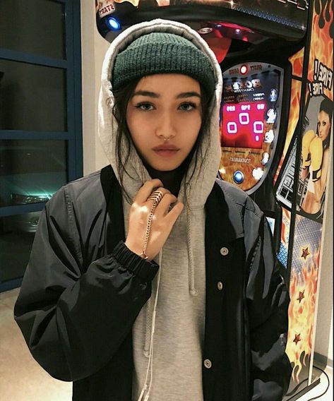 Look Hip Hop, Skater Girl Outfits Grunge, Beanie Outfit, Skater Girl Outfits, Girl Beanie, Tomboy Style Outfits, Skater Girls, Outfit Trends, Streetwear Style