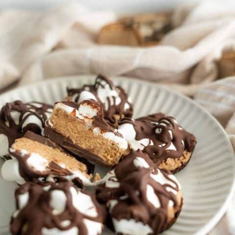 No Bake S'mores Cookie Dough Bites - Lauren Fit Foodie No Bake Smores, Lauren Fit Foodie, Smores Bites, Protein Bites Recipe, Cookie Dough Desserts, Baked Smores, Healthy No Bake Cookies, Smores Cookie, No Bake Cookie Dough