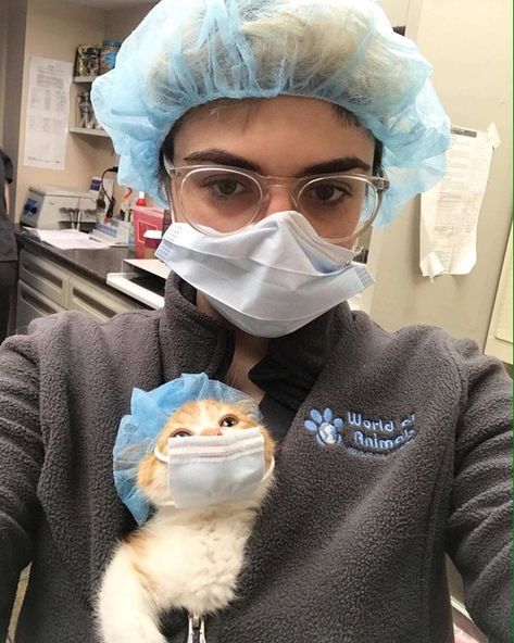 15 Veterinarians Who Just Had To Show Off Their Most Adorable Patients – InspireMore Vet School Motivation, Vet Medicine, Vet Assistant, Vet School, Vet Student, Make Smile, Vet Med, Pet Clinic, Vet Clinics