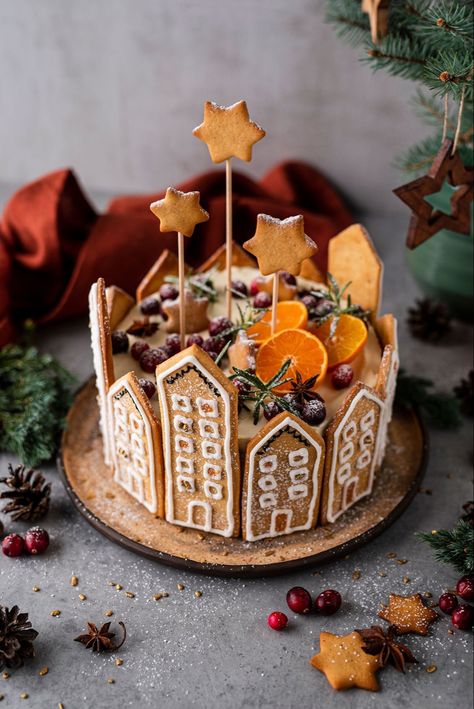 Orange Layer Cake, Jul Kaka, Christmas Cake Designs, Cupcakes Decorados, Christmas Cake Decorations, Xmas Cake, Winter Cake, Gingerbread Cake, Christmas Menu