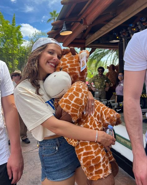 She's wifeyyyy! 💍 Newlyweds Millie Bobby Brown and Jake Bongiovi just visited Universal Orlando Resort for their first outing as a married couple 🥰 They literally couldn't be any more adorable if they tried 💘 Jake Bongiovi, Honeymoon Dress, Stranger Things Kids, Enola Holmes, White Caps, Brown Aesthetic, Little White Dresses, Millie Bobby Brown, Fav Celebs