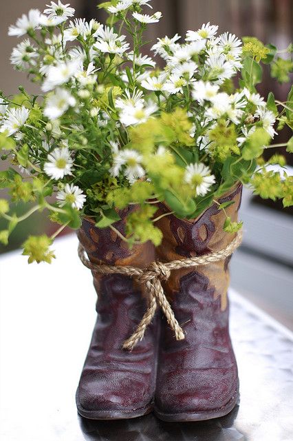 Cowboy Boot Centerpieces, Cowboy Boot Crafts, Boot Centerpiece, Boots With Flowers, Country Themed Parties, Country Party, Western Theme Party, 강아지 그림, Cowboy Party