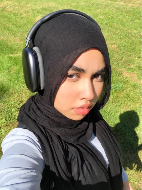 Airpods max, airpods max aesthetic, headphones aesthetic, headphones, space grey, black headphones, black hijab, vela hijab, modal hijab, hijab style, summer hijab, summer, golden hour, pose idea, selfie, selfie aesthetic, music, minimal makeup, simple makeup, no makeup makeup Hijab With Headphone, Vela Hijab, Airpods Max Aesthetic, Idea Selfie, Summer Golden Hour, Aesthetic Headphones, Max Aesthetic, Modal Hijab, Headphones Aesthetic