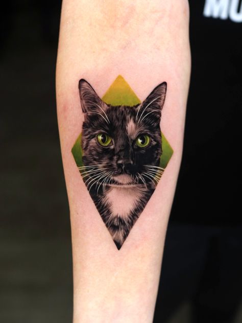 Snapdragon Tattoo, Minimal Cat Tattoo, Minimalist Tattoo Design, Pet Tattoos, Kitty Tattoos, Shell Tattoos, La Tattoo, Black Cat Tattoos, Tattoo Magazine