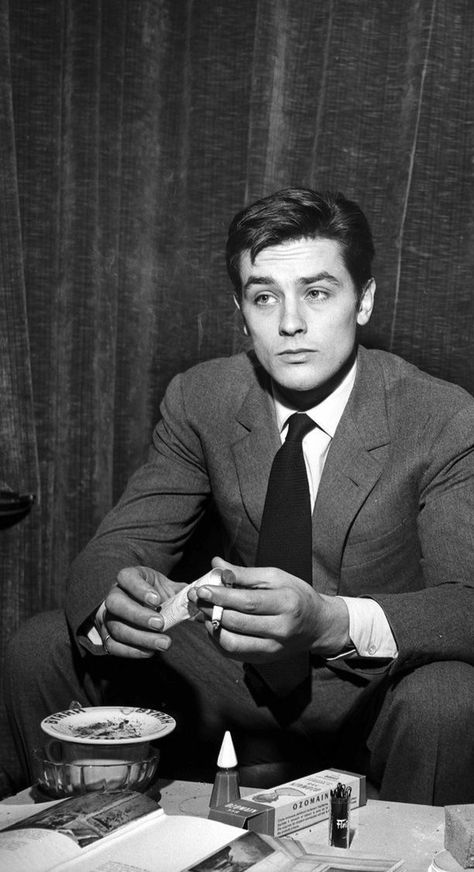 Hollywood Men, Alain Delon, Old Money Style, Old Money Aesthetic, Hollywood Actor, White Photo, Poses For Men, Hollywood Glamour, Pretty Men