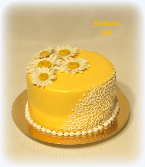 Yellow Cake Design Simple, Flower Cake Designs, Yellow Flower Cake, Flower Cake Ideas, Baby Cake Design, Cake Design Tutorial, Flower Cake Design, Duck Cake, Candy Birthday Cakes