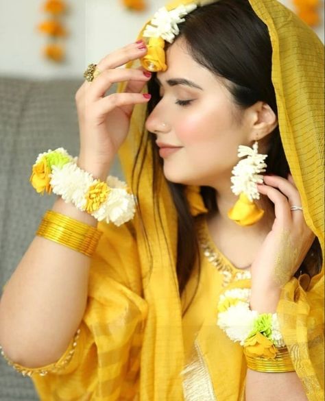 Haldi Photography Ideas, Haldi Poses For Bride, Shaadi Dresses, Bride Fashion Photography, Haldi Photoshoot, Haldi Ceremony Outfit, Haldi Dress, Indian Bride Poses, Indian Bride Photography Poses