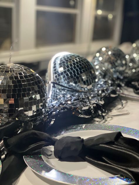 Black And White Disco Party, Disco Ball Table Setting, Disco Table Setting, Ball Theme Party, 70s Theme Party, Disco Party Decorations, 30th Birthday Decorations, House Of Balloons, Party Table Settings